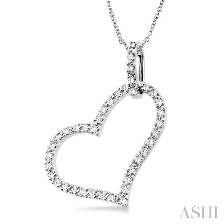 1/4 Ctw Round Cut Diamond Heart Pendant in 10K White Gold with Chain