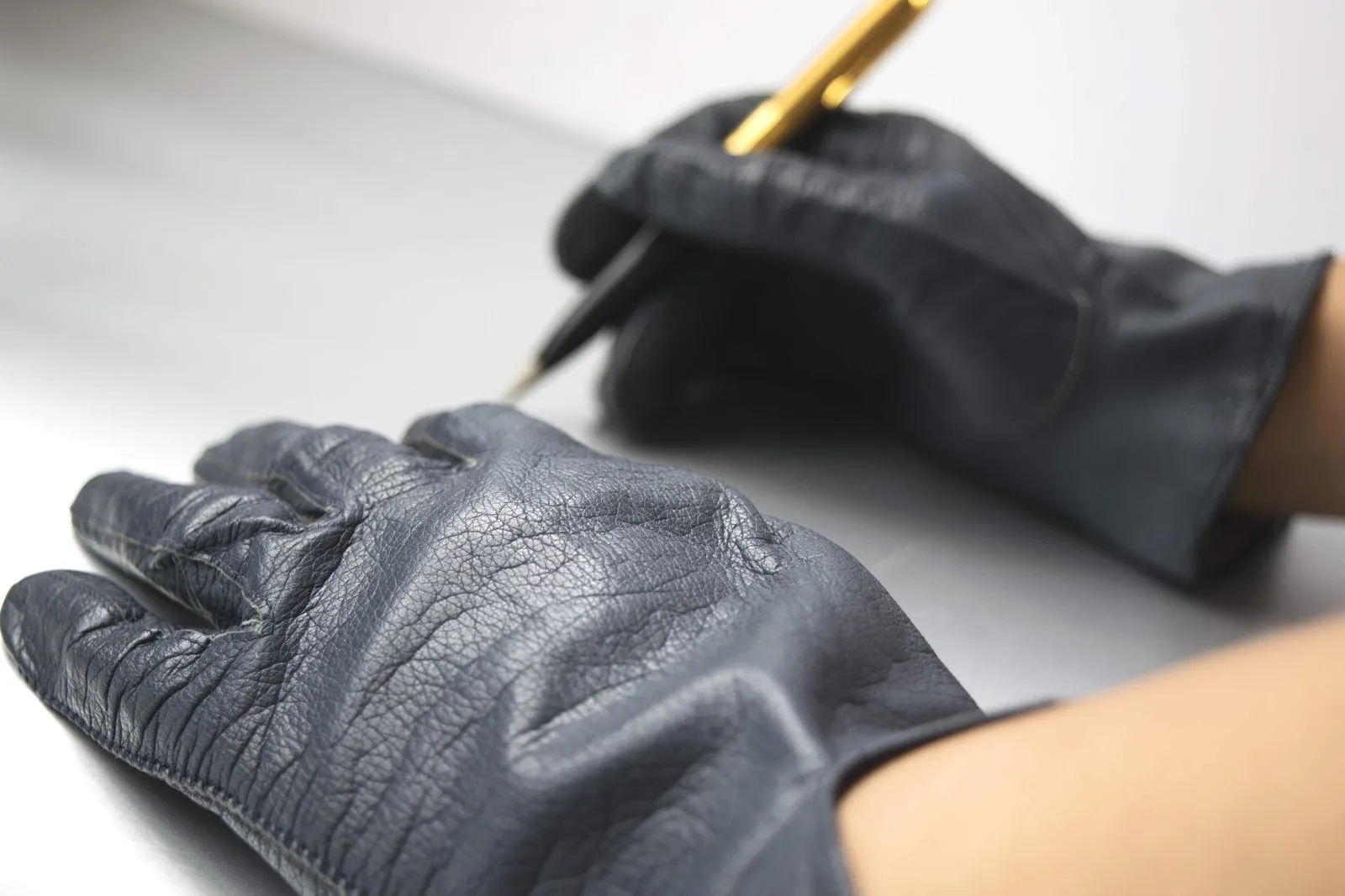 Aris of Paris Vintage Gloves: Embrace Authenticity with Sustainable Fashion