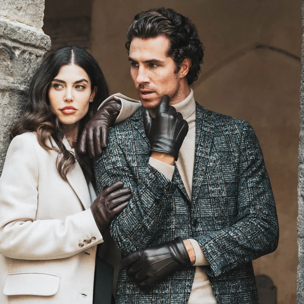 Giovanni (black) - classic Italian lambskin leather gloves with cashmere lining & touchscreen feature