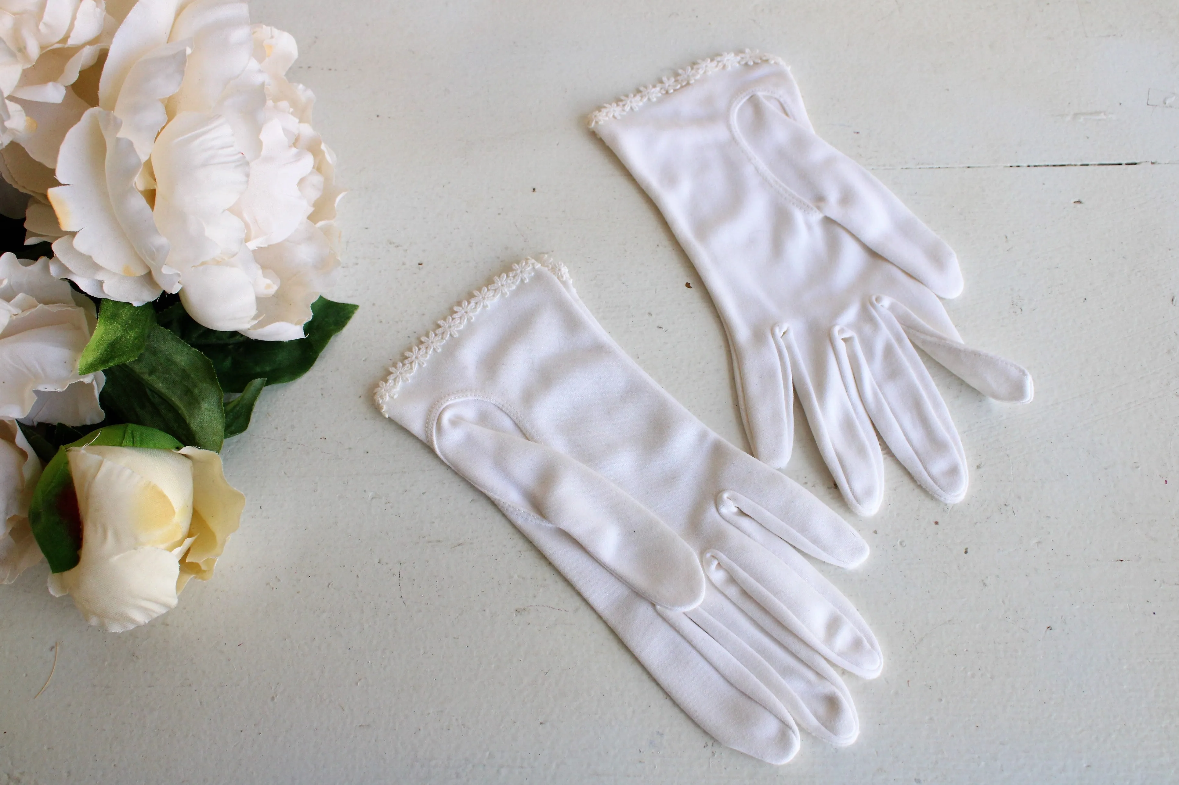 Vintage Daisy Trim 1950s 1960s Gloves